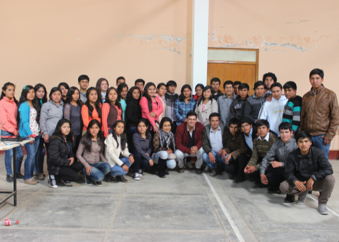 martin camacho con estudiantes